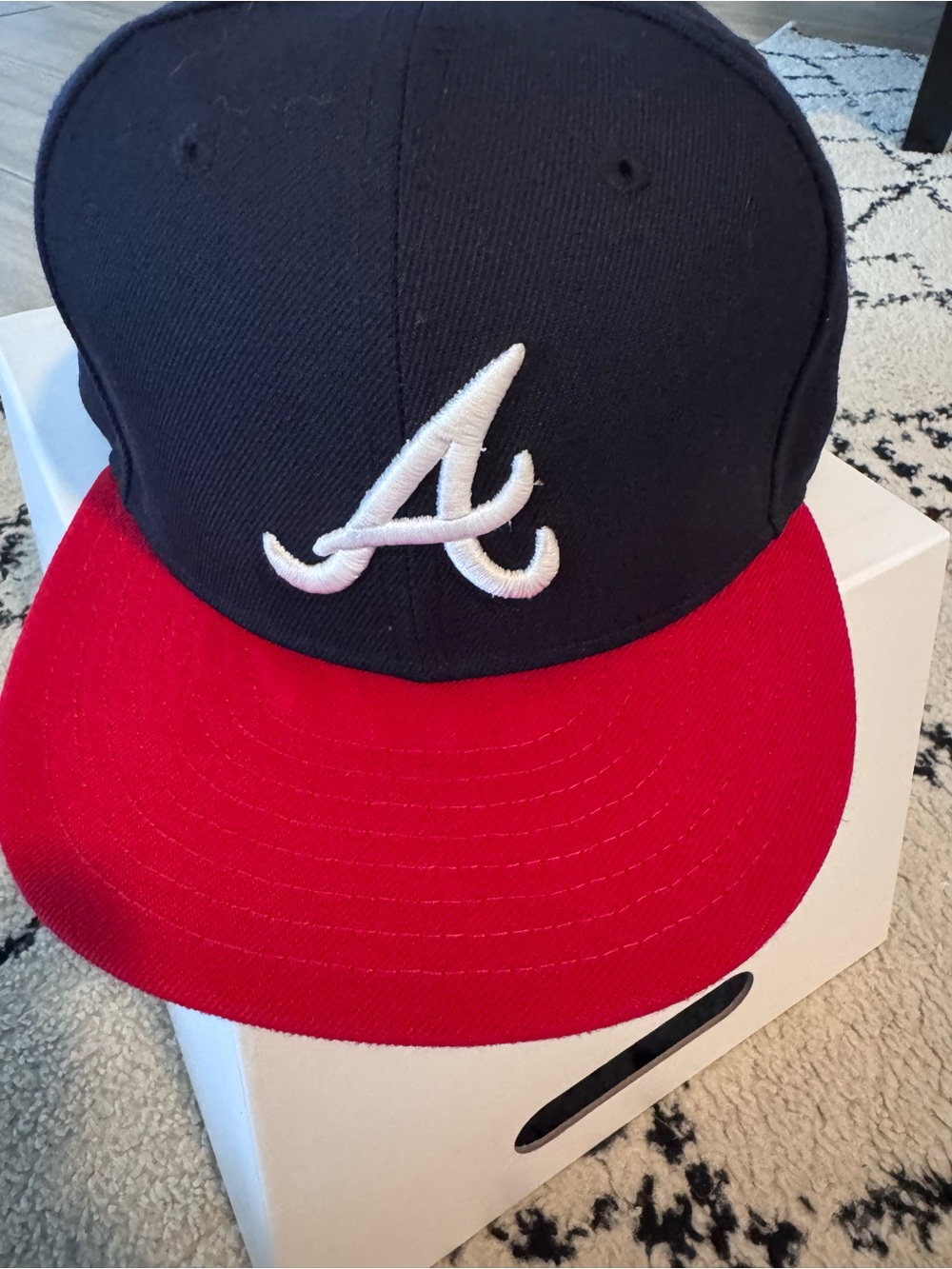 Atlanta Brave fitted 7 1/8 Two-Tone Baseball Cap - Navy and Red with White Logo